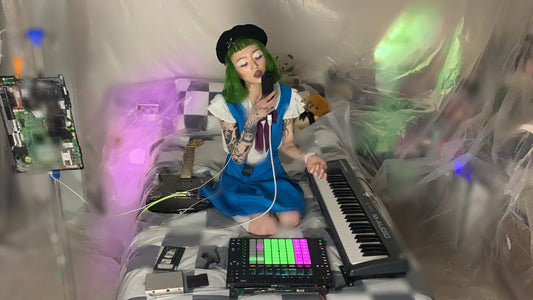 yeule performs live from cyber dimension λ6e