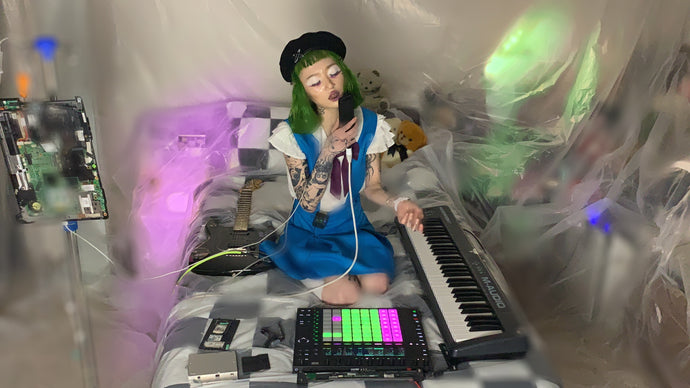 yeule performs live from cyber dimension λ6e